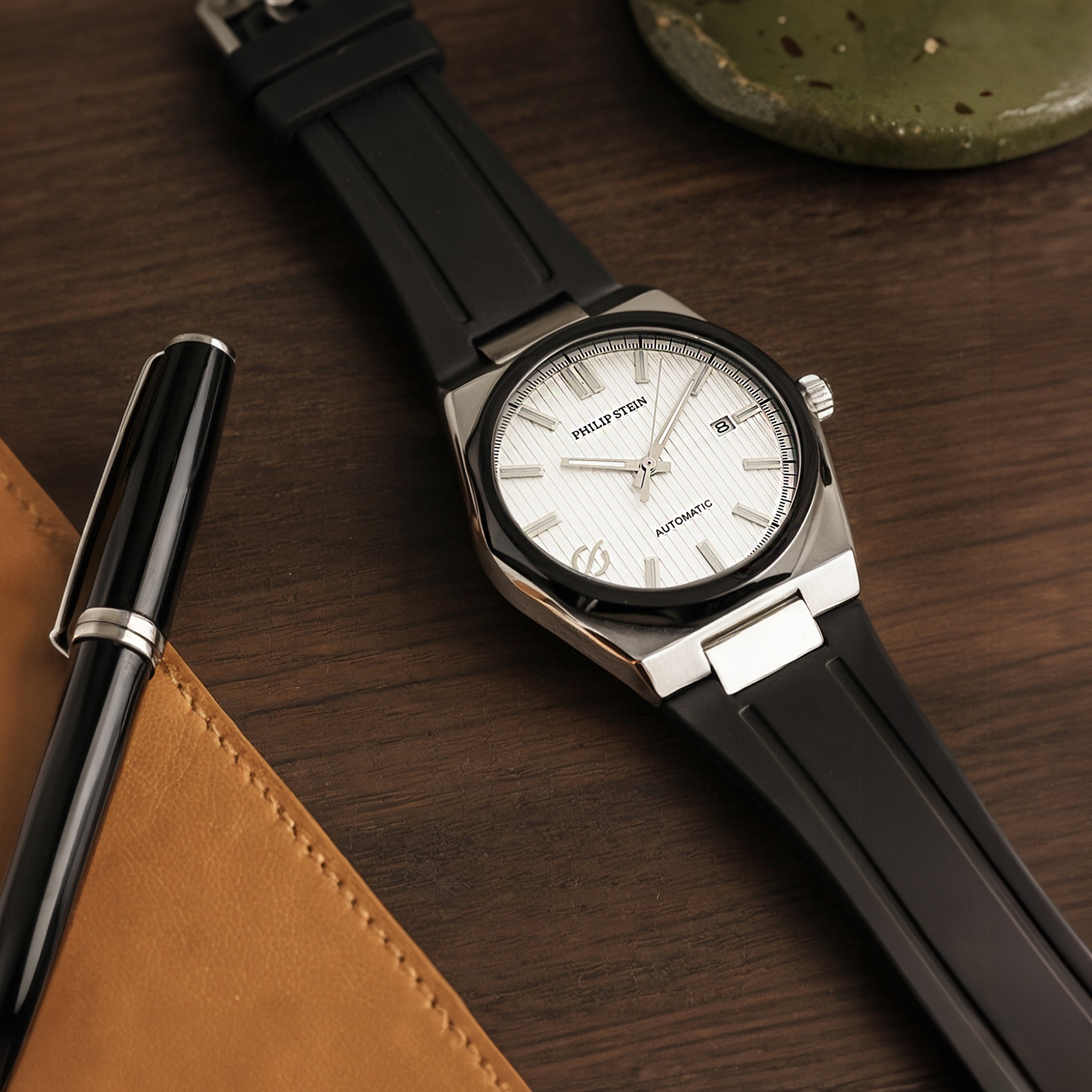 Vintage-Inspired Integrated Case & Bracelet